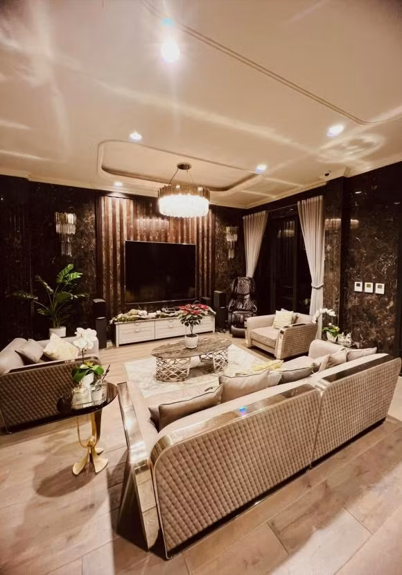 Biệt thự của Lã Thanh Huyền ven sông có sân vườn rộng rãi, thoáng mát bao quanh.