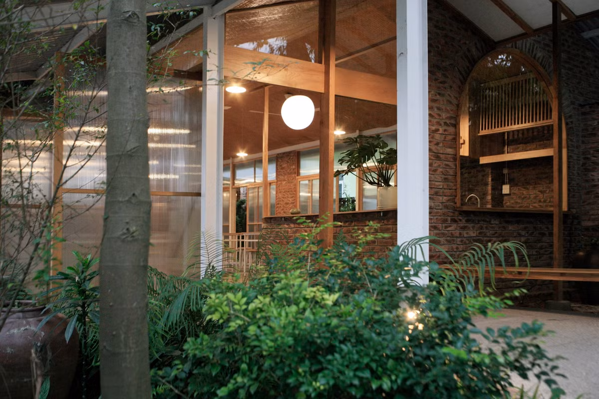 Nhà bếp thiết kế mở để người qua đường có thể nhìn thấy đầu bếp nấu ăn.