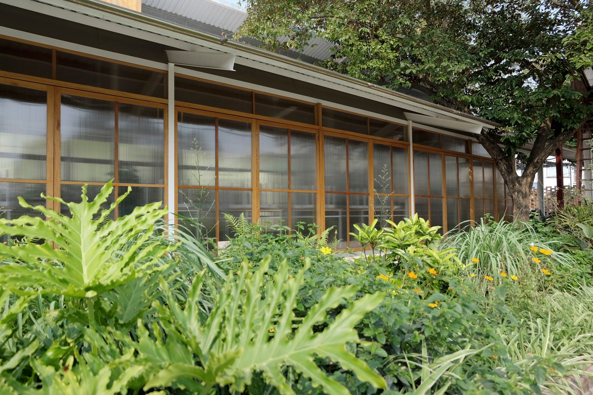 Cây vú sữa và bụi tre là hai thứ được giữ lại trong quá trình xây dựng. Chủ quán muốn lưu lại mối liên hệ với tổ tiên và mẹ cha bên những tán cây.