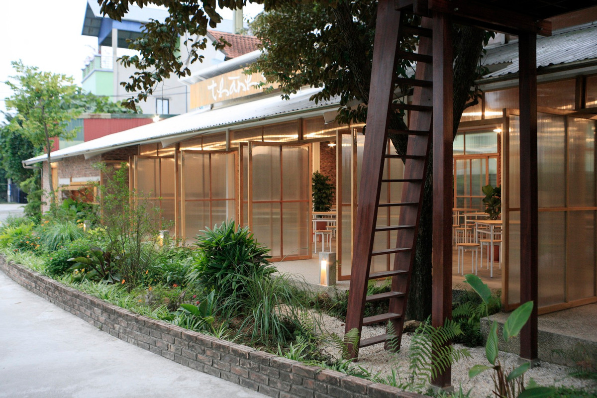 Tất cả công nhân làm việc cho nhà hàng đều là bạn bè và người thân của chủ, họ gắn bó mật thiết với chủ về vật chất cũng như tinh thần.