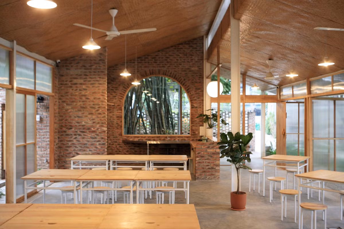 Một số đồ trang trí trong nhà hàng như lọ, đá, cây cối là quà tặng của người thân hoặc hàng xóm của chủ quán.