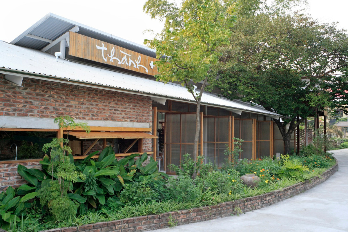 Theo kiến trúc sư, chủ quán là một người lịch thiệp. Chủ quán chia sẻ với nhóm thiết kế những kỷ niệm đầy yêu thương về người mẹ đã khuất, chiếc ao nhỏ trước nhà, và những người làng xóm thân thiện.