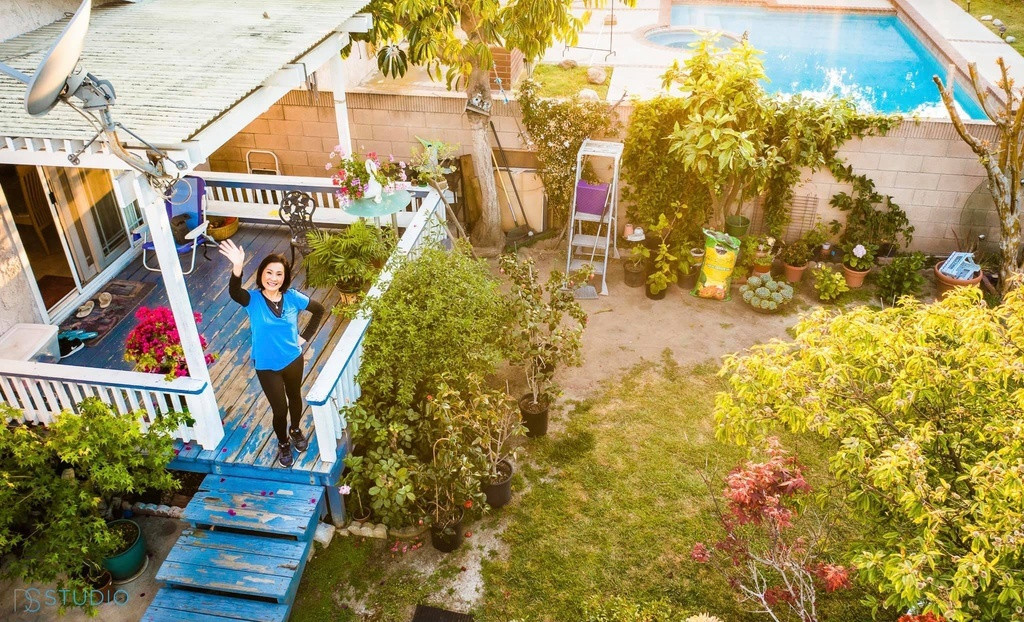 Với diện tích hàng trăm mét vuông, cơ ngơi của nghệ sĩ Hồng Đào thiết kế theo phong cách hiện đại và trồng nhiều cây xanh.