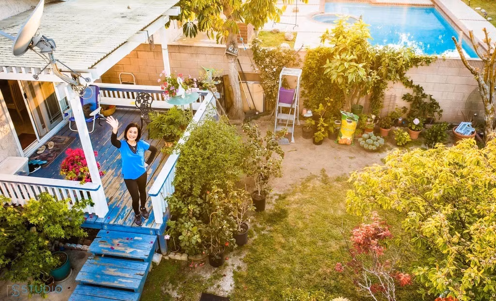 Với diện tích hàng trăm mét vuông, cơ ngơi của nghệ sĩ Hồng Đào thiết kế theo phong cách hiện đại và trồng nhiều cây xanh.