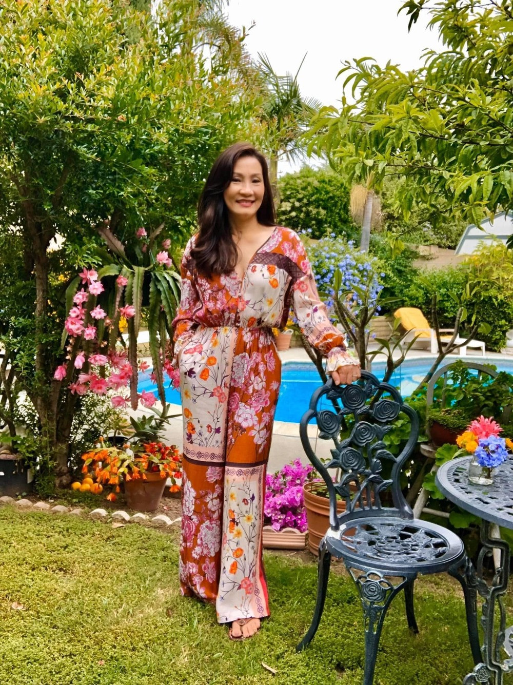 Nữ nghệ sĩ bố trí không gian để trà chiều thư giãn.