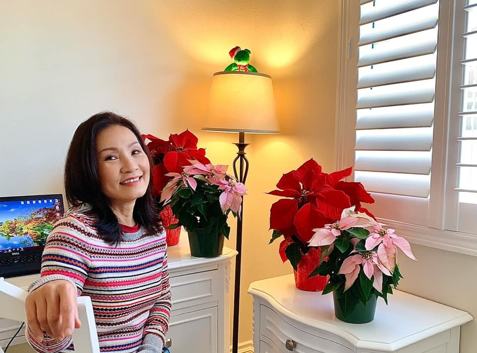 Bên trong, nghệ sĩ Hồng Đào cũng trang trí nhiều hoa tươi cho không gian thêm sinh động. Nguồn ảnh: FBNV