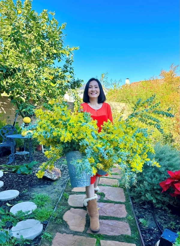 Nữ nghệ sĩ trồng đủ các loại hoa trong sân vườn.