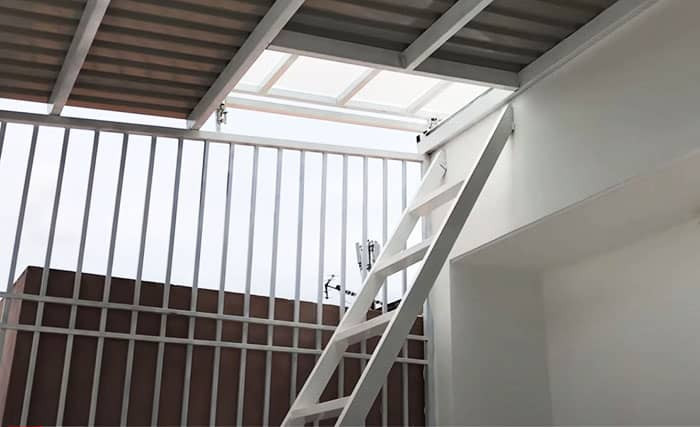 Phần sàn mái nhà ống thường có một phần được làm bằng phẳng để đặt bồn nước và có thang kỹ thuật lên mái. Đây được xem là một trong những lối thoát hiểm hữu hiệu. Lưu ý, cầu thang kỹ thuật cần thiết kế tiện dụng, dễ dàng thoát ra ngoài. Ảnh: VietPhapGroup