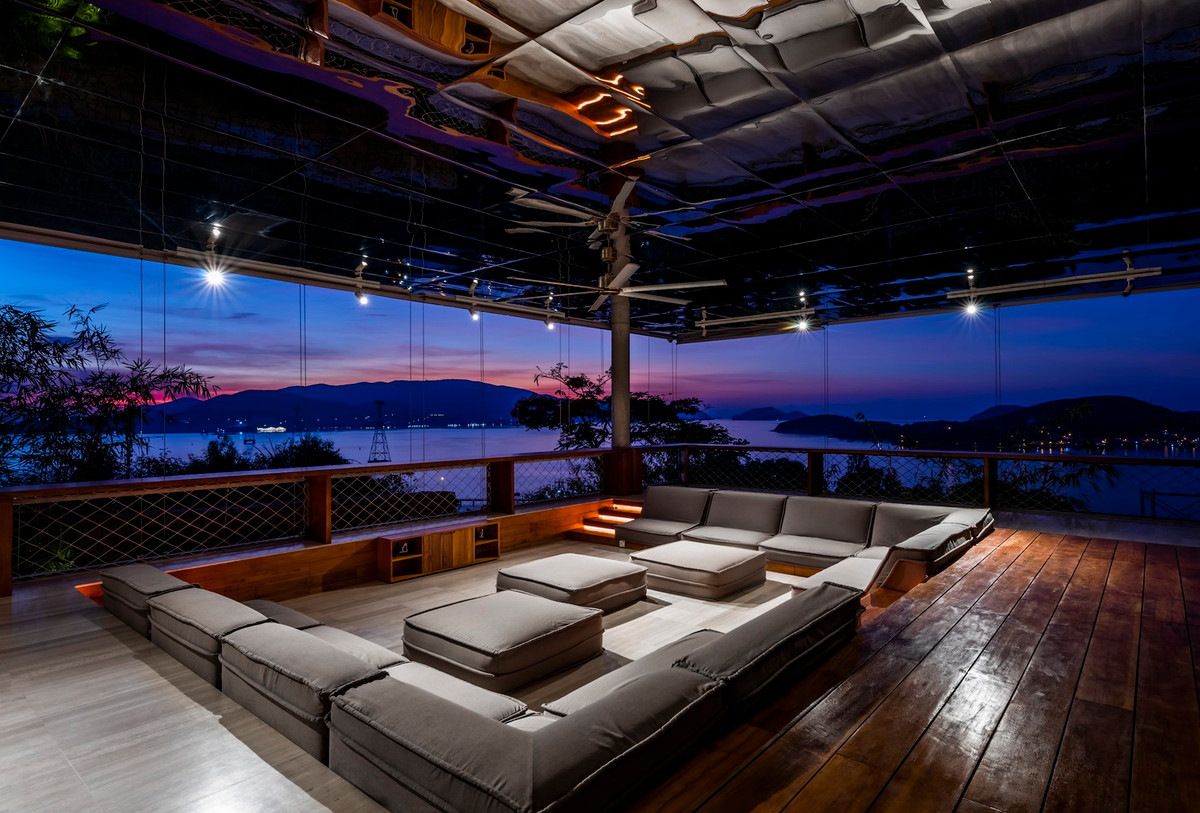 Phía sau ngôi nhà còn có một phòng chiếu phim gia đình, cung cấp nhiều lựa chọn giải trí.