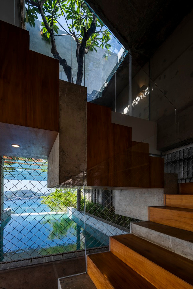 Là biệt thự được khoét sâu vào sườn đồi, tầng trệt gồm 2 phòng ngủ, mỗi phòng đều có khu vườn riêng và bể sục, bù đắp cho việc không có tầm nhìn toàn cảnh.