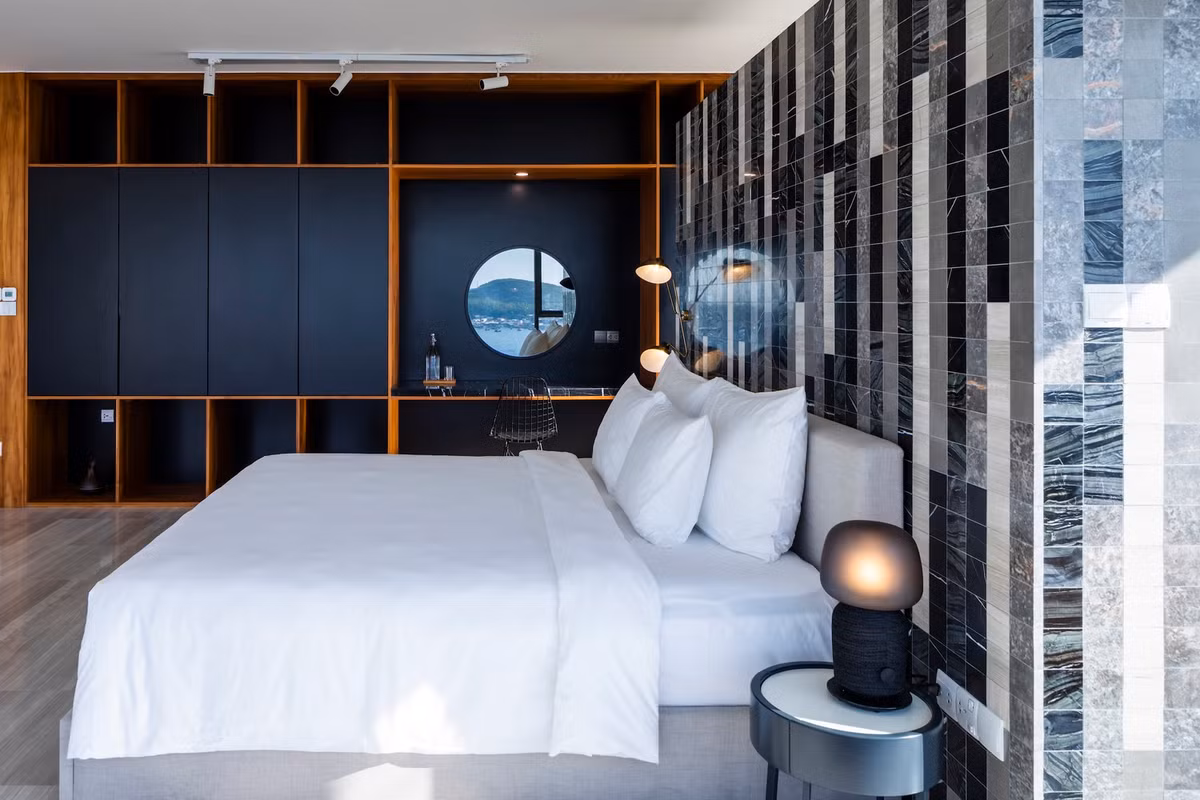 Tất cả các phòng tắm đều mở, ngăn cách với phòng ngủ bằng tường ngăn.