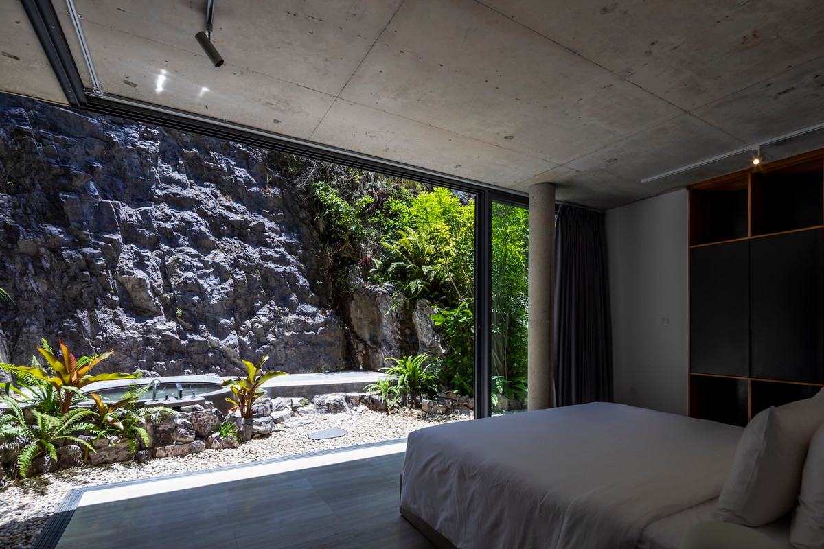 Với cửa sổ kính kéo dài từ trần đến sàn, 5 phòng ngủ trên tầng hai hoàn toàn đắm chìm trong khung cảnh thiên nhiên.