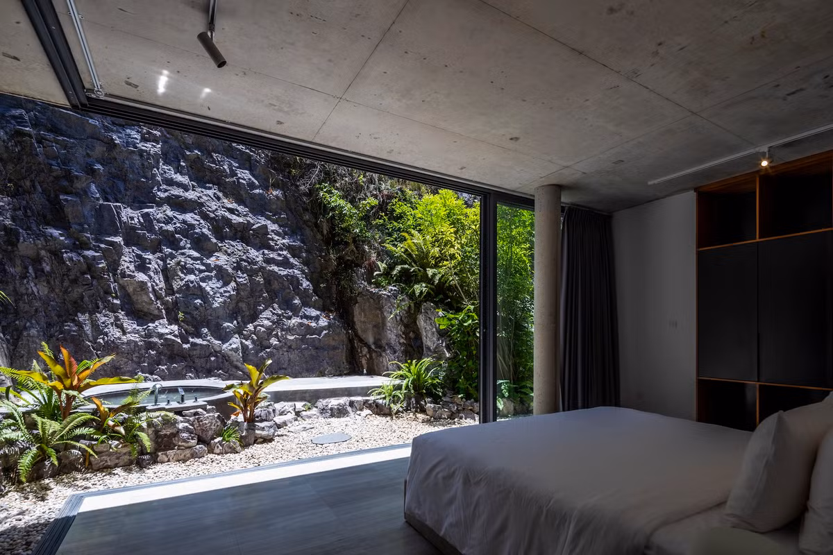 Với cửa sổ kính kéo dài từ trần đến sàn, 5 phòng ngủ trên tầng hai hoàn toàn đắm chìm trong khung cảnh thiên nhiên.