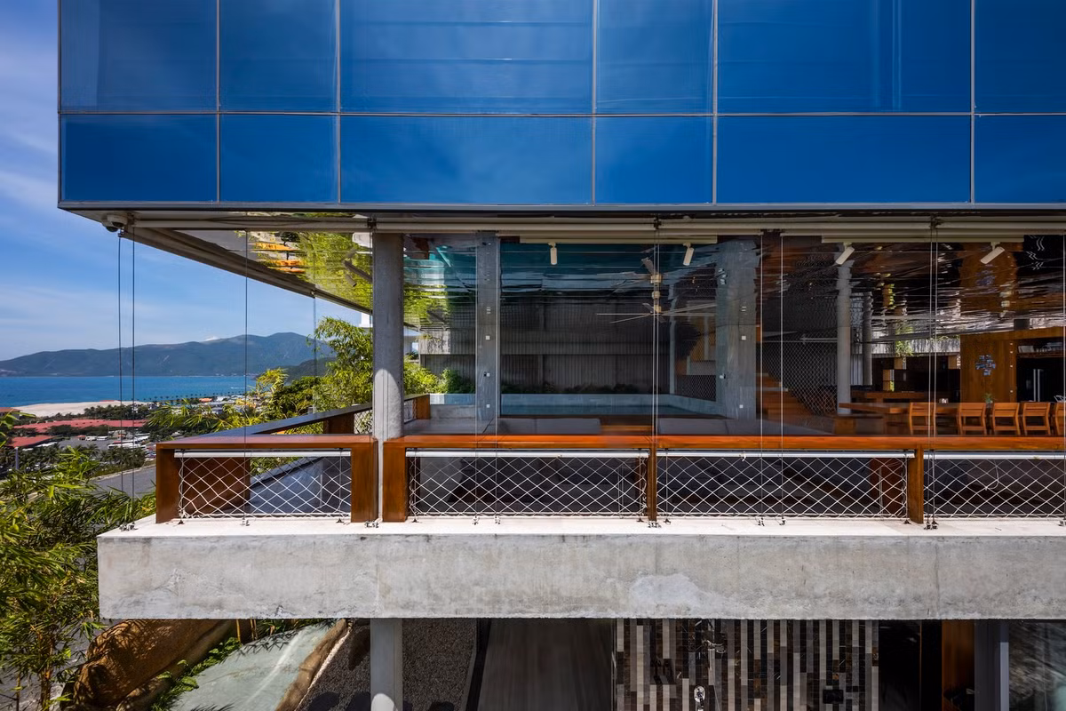 Tầng mái, giống như tầng một, bổ sung thêm một số hoạt động giải trí với bể sục lớn mở ra bầu trời.