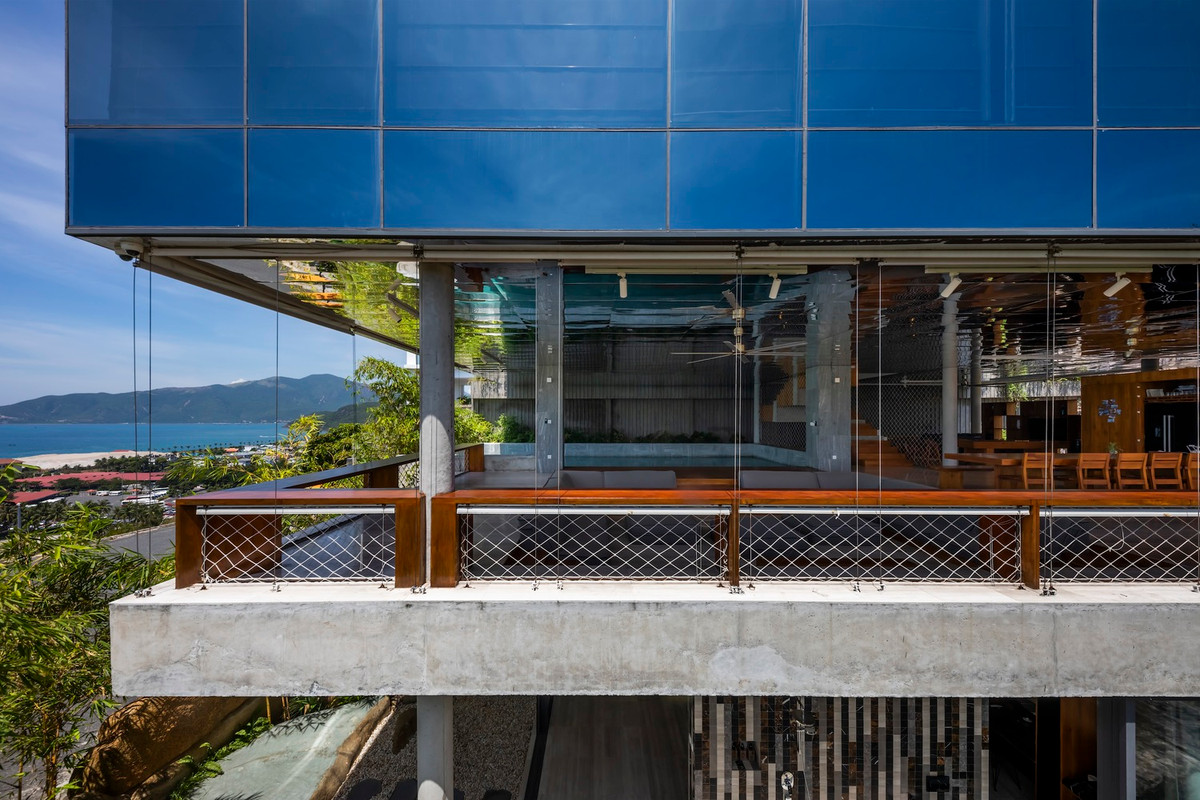 Tầng mái, giống như tầng một, bổ sung thêm một số hoạt động giải trí với bể sục lớn mở ra bầu trời.