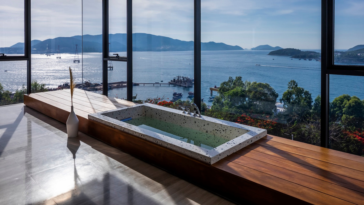 Mỗi yếu tố (hồ bơi, cầu thang, nhà bếp, phòng khách chìm) đều được thiết kế cẩn thận với các vật liệu tự nhiên hoặc giải pháp sáng tạo.