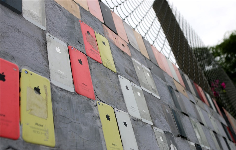 Các loại vỏ điện thoại iPhone được sử dụng gồm: iPhone 5, 5C, 6, 6S, 7, 7+, 8, 8+ và một số ít vỏ iPad. Ảnh: Lao động