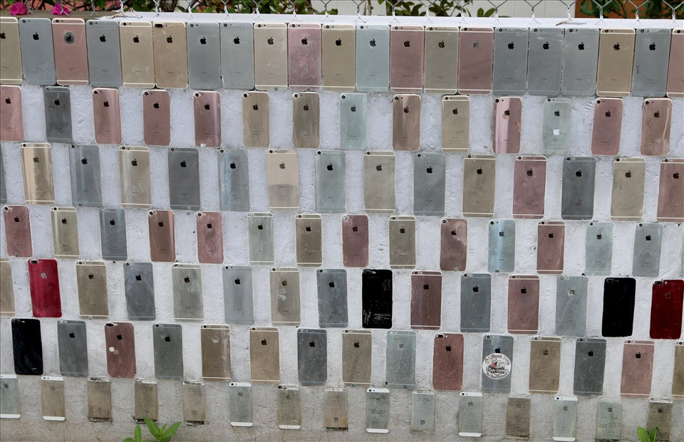 Bức tường và cổng nhà của ông Tấn nổi bật với đủ màu sắc: vàng, hồng, xám, đỏ, trắng, đen... Ảnh: Lao động