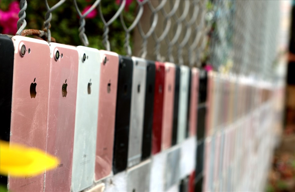 Ai ngang qua đều thích thú và xin chụp ảnh lưu niệm cùng ngôi nhà độc đáo này. Ảnh: Lao động