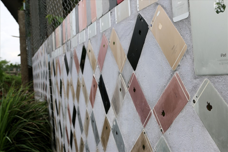 Vỏ điện thoại được ốp ngay ngắn với màu sắc bố cục độc đáo. Ảnh: Lao động