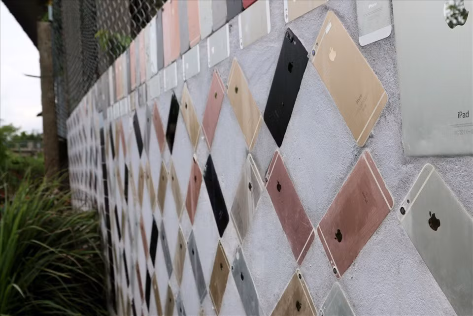 Vỏ điện thoại được ốp ngay ngắn với màu sắc bố cục độc đáo. Ảnh: Lao động