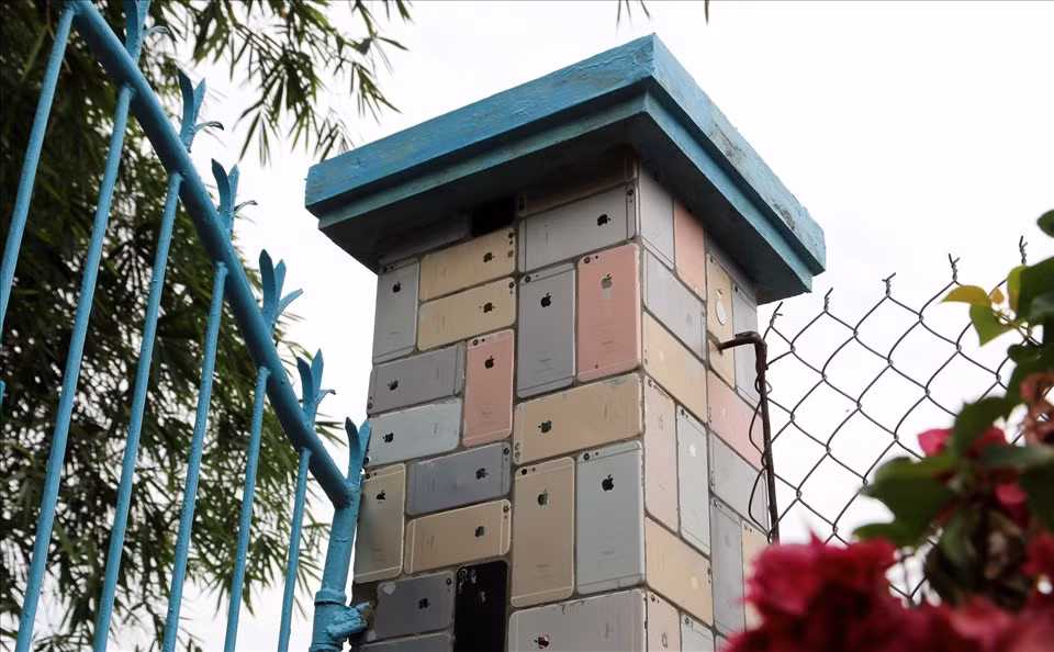 Những chiếc vỏ iPhone được ốp chắc chắn vào cột cổng. Ảnh: Lao động