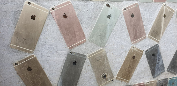 Trong khi đó, nếu tường rào này ốp bằng gạch thì tốn khoảng vài chục triệu đồng. Ảnh: Nlđ