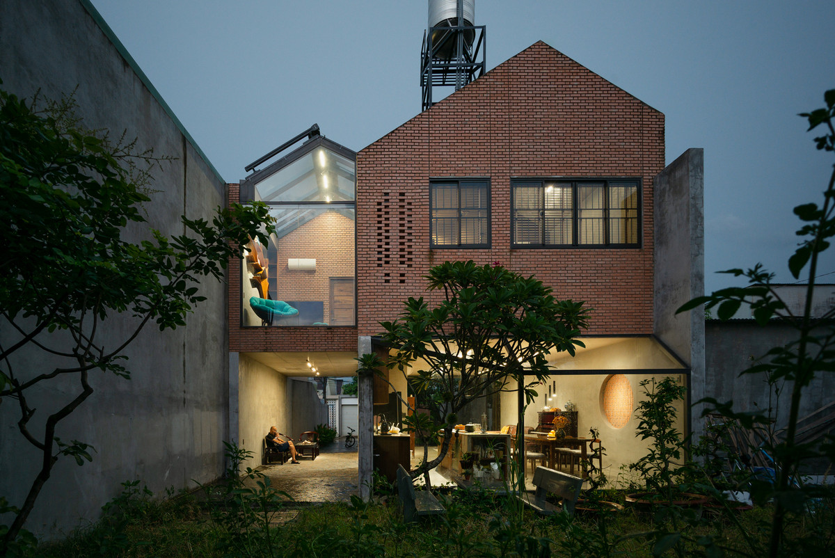 ZIP House là ngôi nhà nhỏ tại thành phố Biên Hòa, tỉnh Đồng Nai. Gia chủ mong muốn một không gian nhỏ ấm áp, đủ cho gia đình 5 thành viên, đồng thời là nơi để mọi người luôn mong muốn được trở về sau một ngày học tập và làm việc.