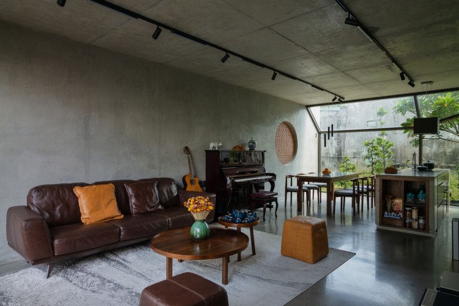 Ghế bọc da màu nâu đậm, nhấn nhá nâu da bò làm tôn lên vẻ đẹp cổ điển vượt thời gian.