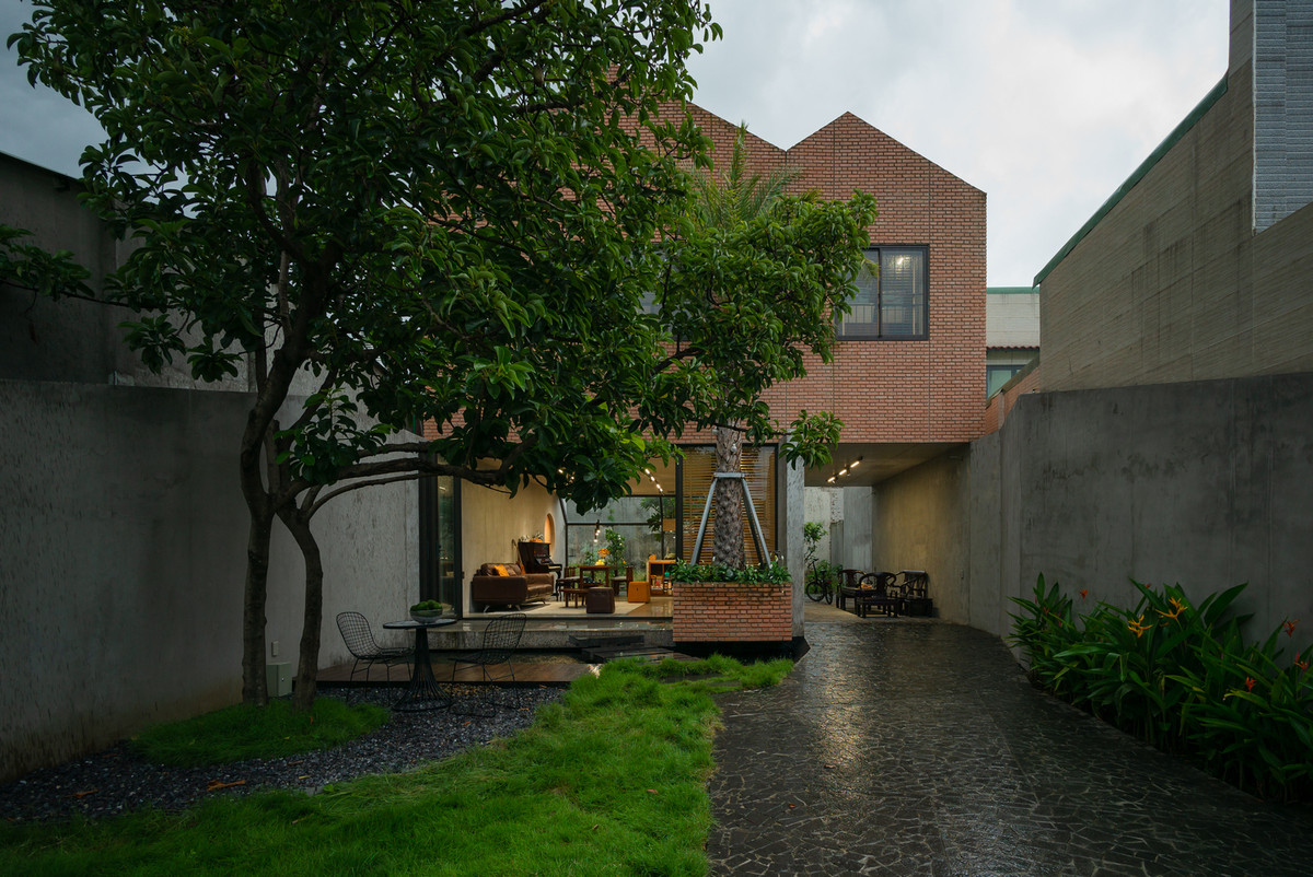 Trong khi gạch và bê tông cho vẻ đẹp thô sơ mộc mạc thì tường kính trong suốt giúp tôn lên nét hiện đại tươi sáng.