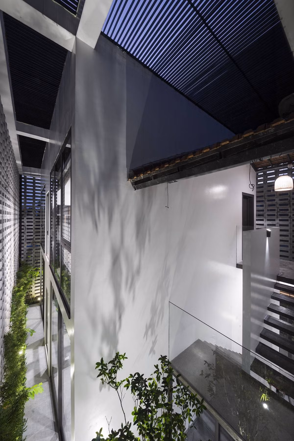 Mái nhà đã được lược bỏ bớt một phần.