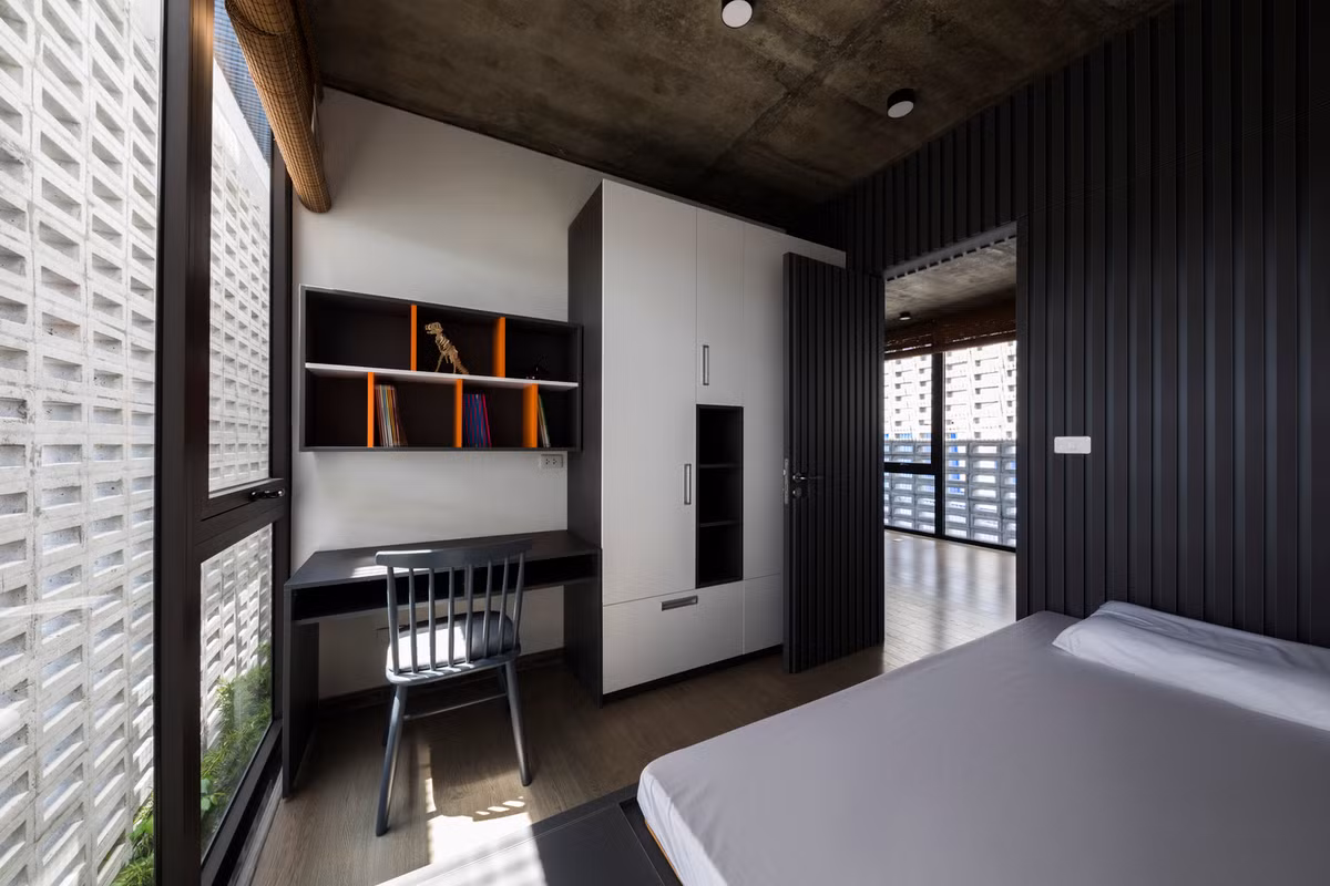 Cấu trúc ngôi nhà được chia thành 2 khối chữ nhật: khối dọc và khối ngang, phía trước chủ yếu dành cho kinh doanh, phía sau dành cho sinh hoạt. Khối phía sau bao gồm một nhà bếp, phòng ăn và các phòng ngủ.