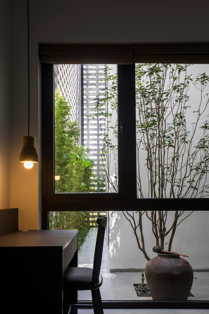 Để không bị lạnh vào mùa đông, ngôi nhà được trang bị thêm lớp cửa kính lớn để kiểm soát nhiệt độ, cản gió mà vẫn đảm bảo độ sáng.