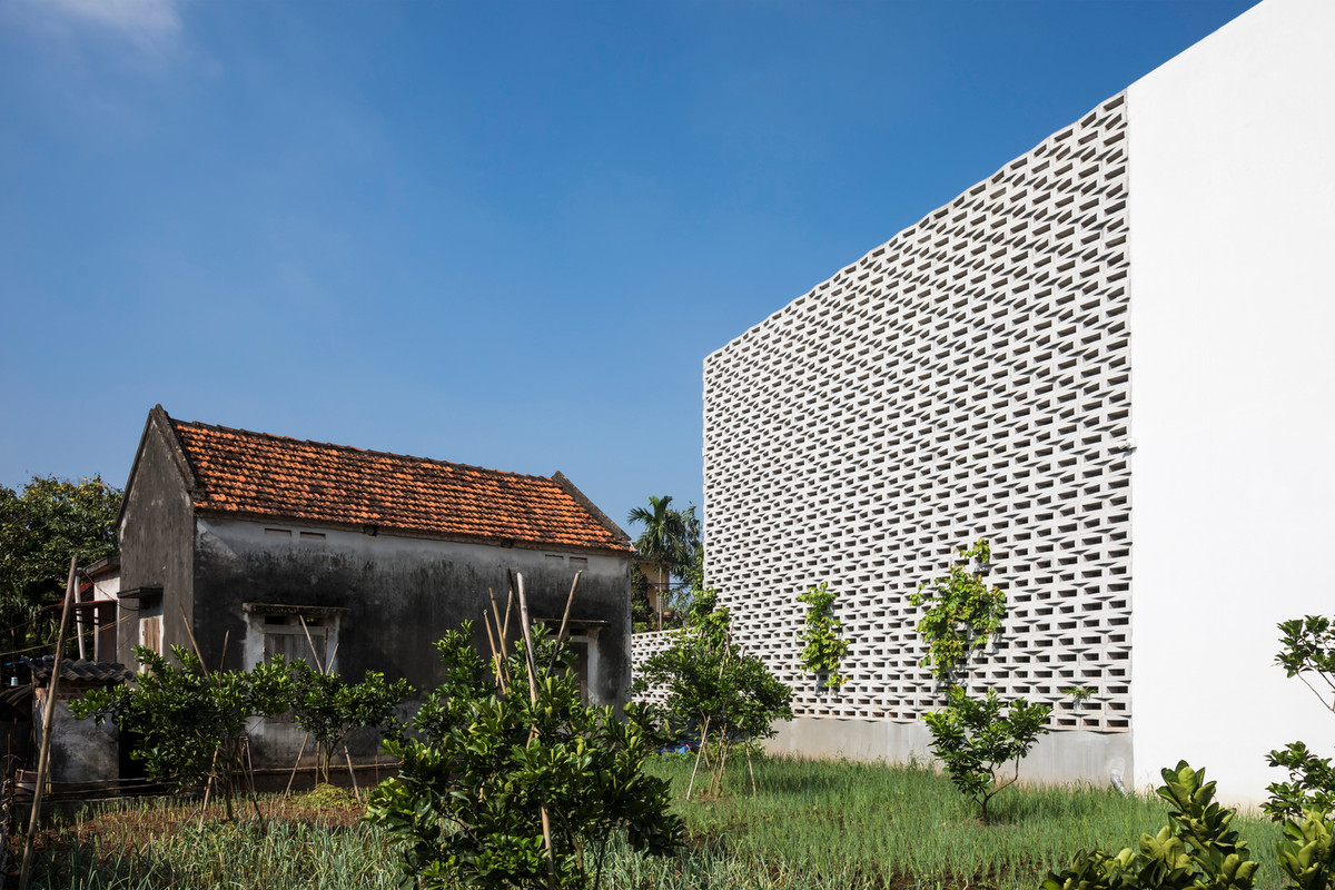 Để khắc phục nhược điểm này, nhóm kiến trúc sư quyết định dời không gian sinh hoạt về phía sau, dành 11m đất phía trước làm sân chơi và chỗ đỗ xe cho gia chủ.