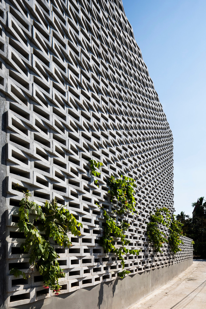 Bên cạnh đó, nhóm thiết kế dựng tường bao bên ngoài, loại bỏ tường bên trong nhằm giảm mức nhiệt cao do ngôi nhà tiếp xúc với ánh nắng mặt trời từ sáng đến chiều muộn.