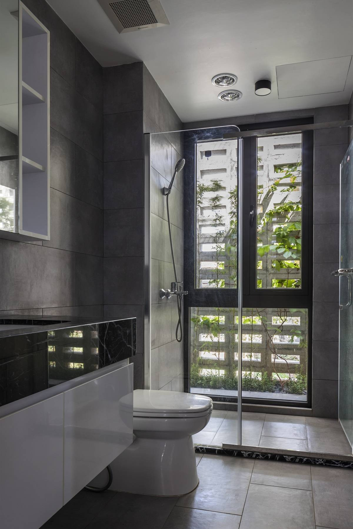 Phòng tắm dưới tầng 1 nhỏ nhưng hiện đại. Nguồn ảnh: Hiroyuki Oki