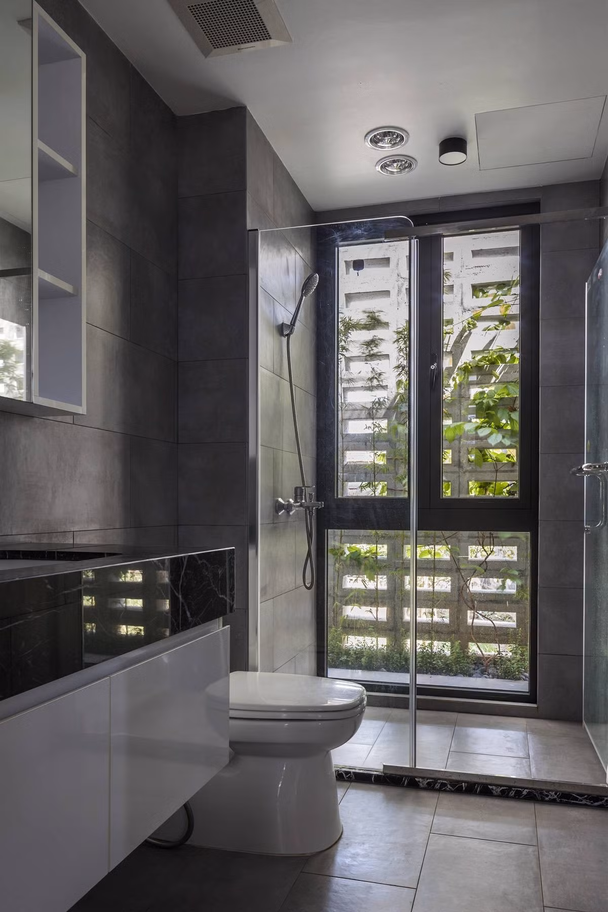 Phòng tắm dưới tầng 1 nhỏ nhưng hiện đại. Nguồn ảnh: Hiroyuki Oki