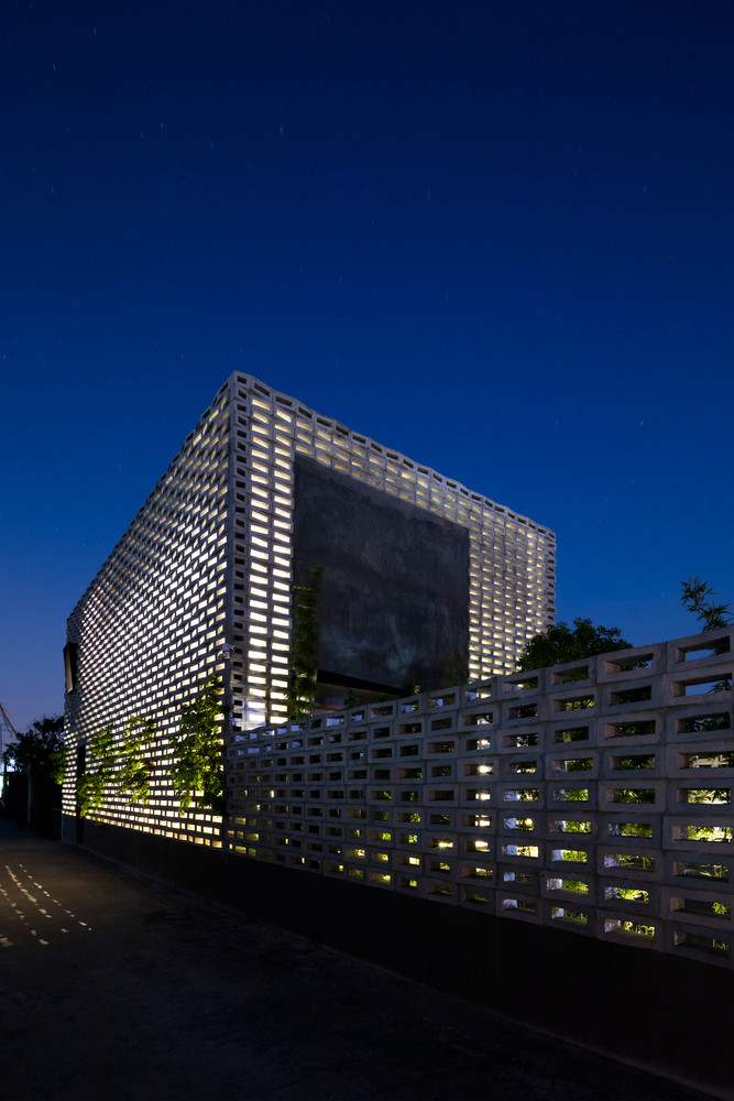 Tạp chí kiến trúc hàng đầu thế giới ArchDaily đã đăng tải bài viết và dành nhiều lời khen ngợi cho một ngôi nhà có thiết kế độc đáo ở Đông Tảo (Hưng Yên).