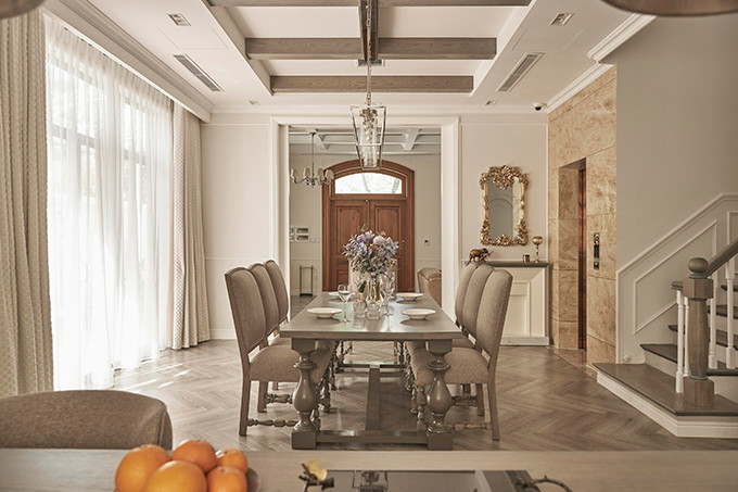 Từ bàn ăn còn có thể nhìn ra là tiểu cảnh và hồ cá Koi bên ngoài.