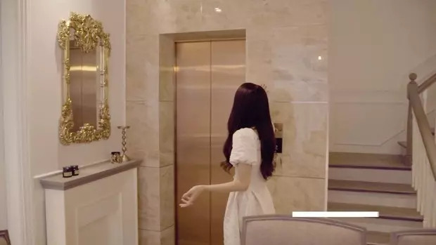 Trong nhà lắp thang máy để tiện cho việc di chuyển.