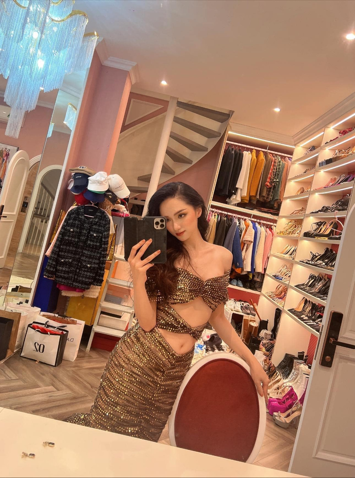 Căn phòng hoành tráng không thua một showroom thời trang.