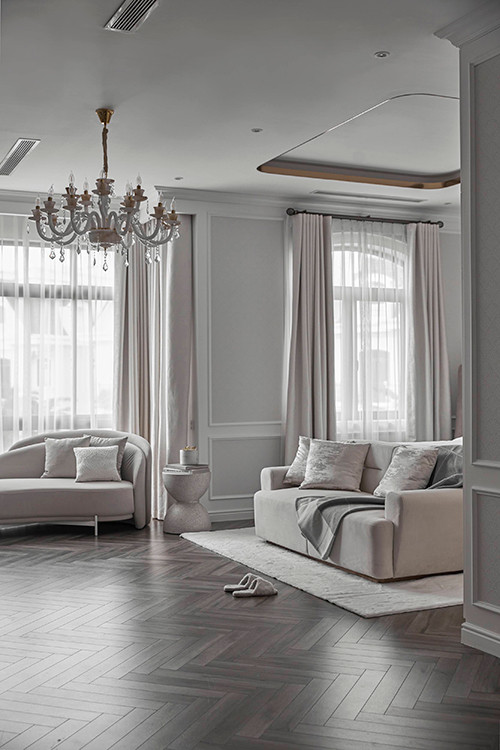 Tầng 1 là phòng ngủ dành cho các thành viên trong gia đình và có phòng makeup được thiết kế. Tầng 2 là phòng ngủ chính, còn tầng 3 là phòng thờ và sân vườn.