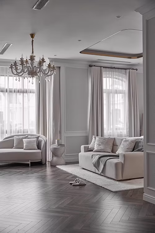 Tầng 1 là phòng ngủ dành cho các thành viên trong gia đình và có phòng makeup được thiết kế. Tầng 2 là phòng ngủ chính, còn tầng 3 là phòng thờ và sân vườn.