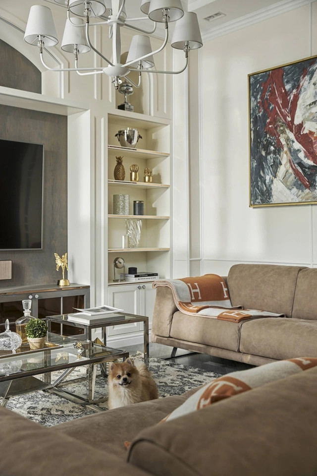 Đáng chú ý, Hoa hậu Hương Giang còn khá mạnh tay trong khoản đầu tư nội thất cho nhà cửa. Đơn cử như bộ sofa đắt tiền trong phòng khách được nhập khẩu từ Ý.