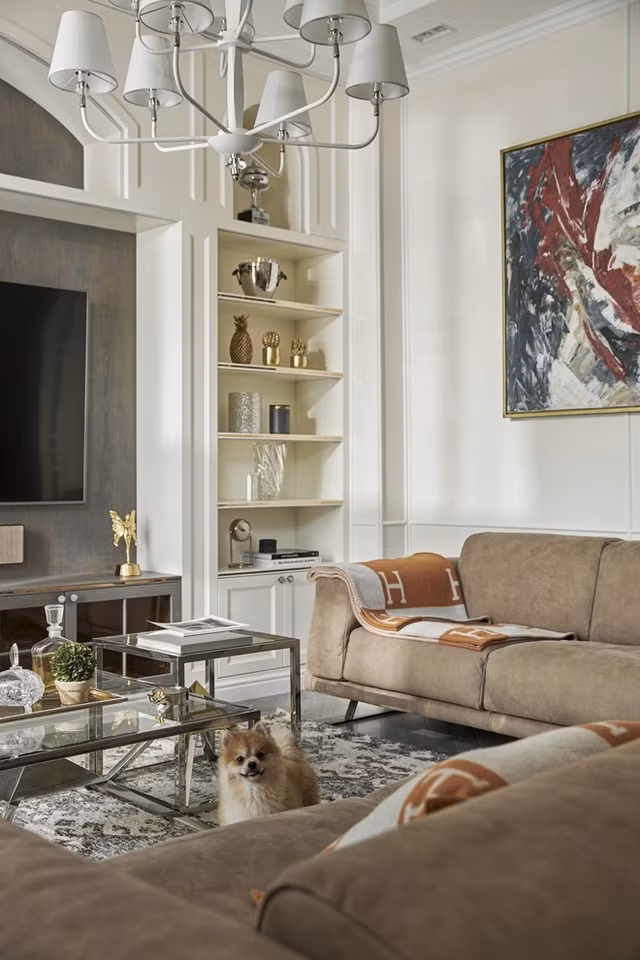 Đáng chú ý, Hoa hậu Hương Giang còn khá mạnh tay trong khoản đầu tư nội thất cho nhà cửa. Đơn cử như bộ sofa đắt tiền trong phòng khách được nhập khẩu từ Ý.