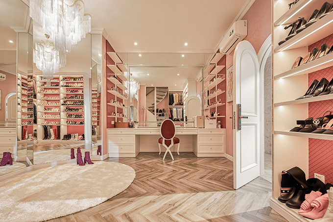 Phòng chứa đồ hiệu của Hoa hậu Hương Giang mang sắc hồng pastel.