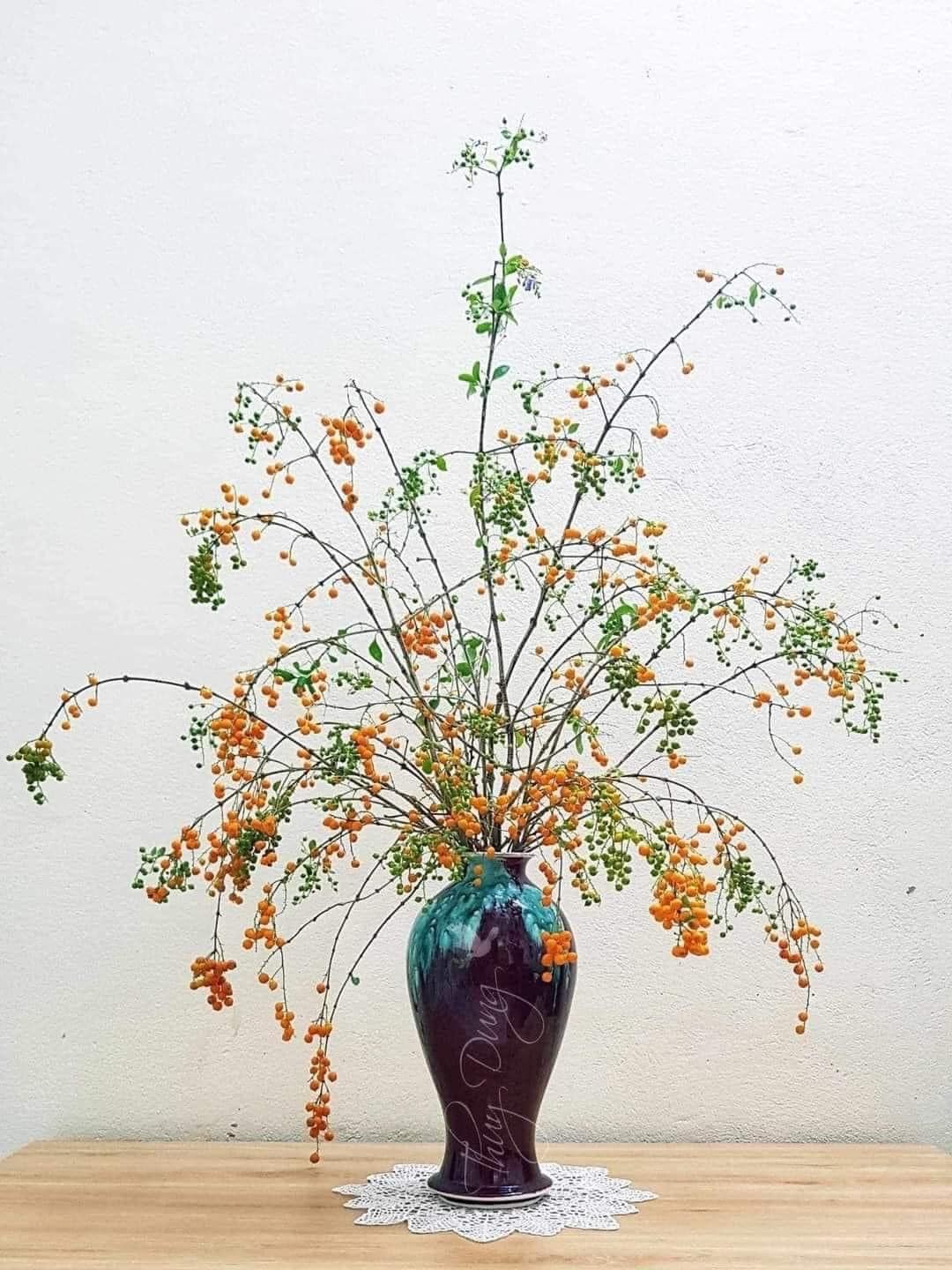 Theo chị Lan, nhiều chị em mua cành găng cắm bình vừa để trang trí nhà, vừa gợi lại ký ức tuổi thơ. Ảnh: Facebook