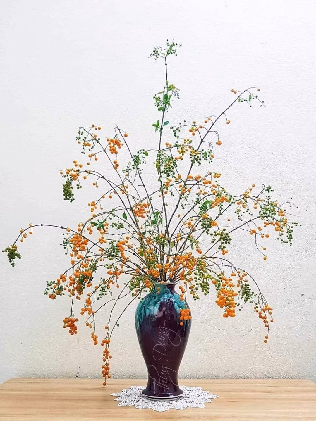 Theo chị Lan, nhiều chị em mua cành găng cắm bình vừa để trang trí nhà, vừa gợi lại ký ức tuổi thơ. Ảnh: Facebook