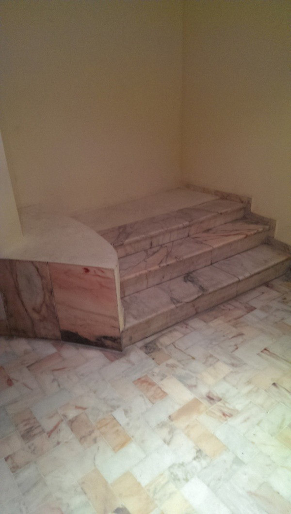 Không hiểu thiết kế bậc lên này để dẫn đi đâu. Ảnh: Getty