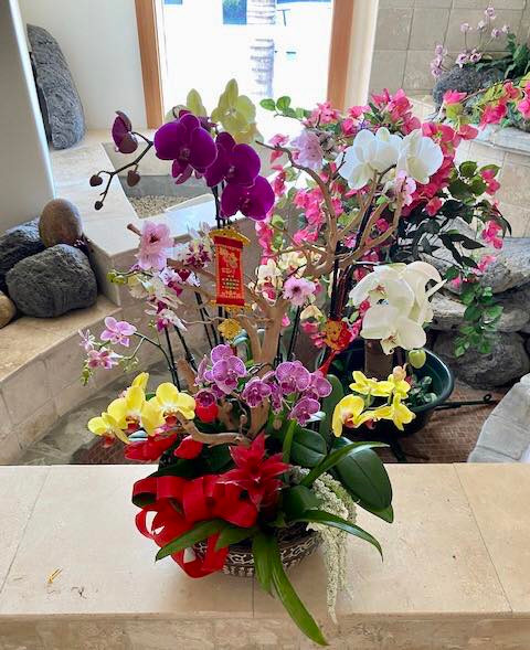 Vào dịp Tết, không gian nhà tỷ phú Hoàng Kiều ngập tràn sắc hoa.